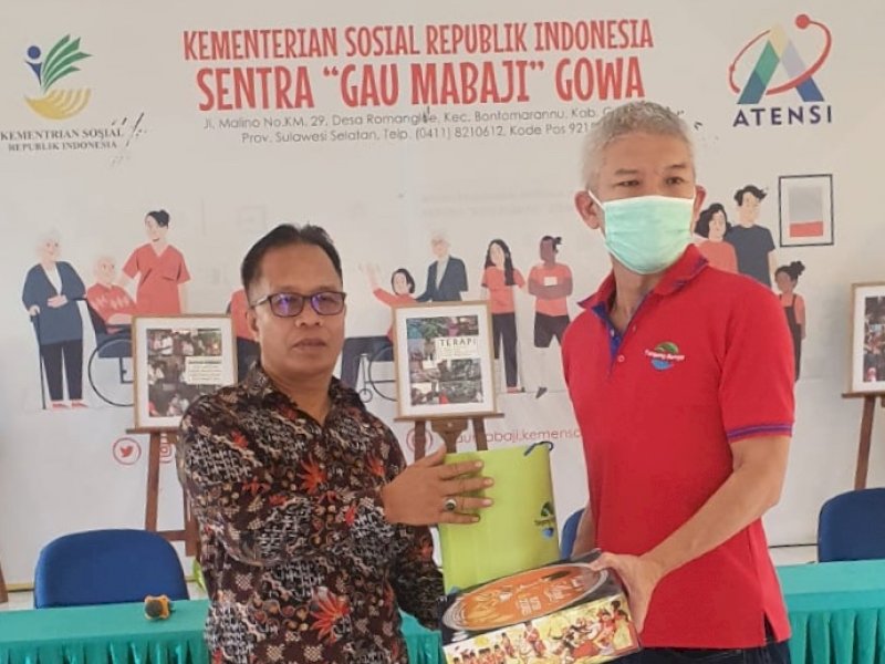 Saat penyerahan bantuan CSR GMTD di Panti Jompo Sentra Gau Mabaji Gowa