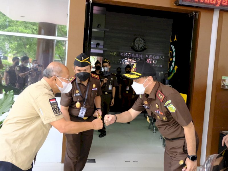 Bupati Jeneponto Iksan Iskandar menyapa Kajati Sulsel Febrytrianto. (Ist)