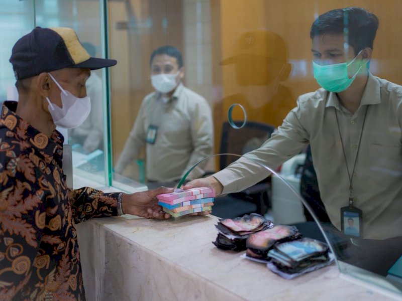 Karyawan Bank Indonesia (BI) Sulsel, saat melayani penggantian uang panaik yang terbakar di Gowa