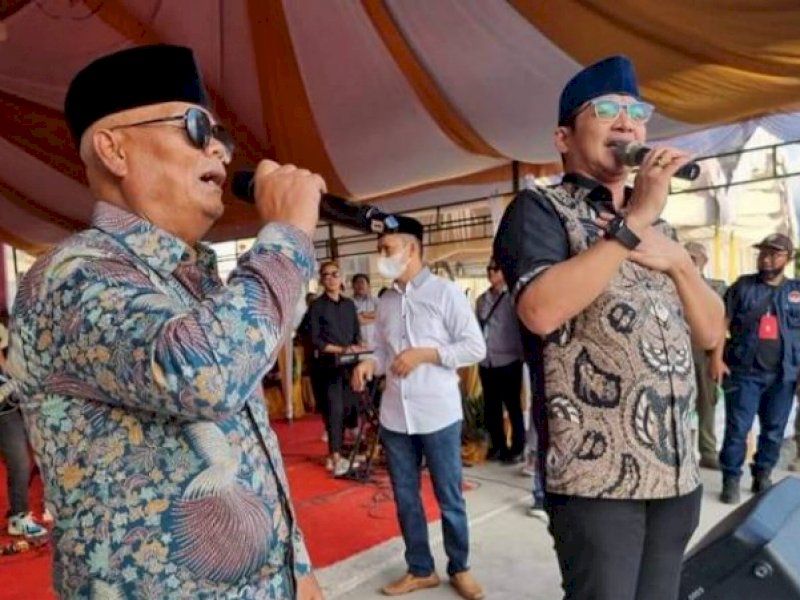 Bupati Enrekang Muslimin Bando berduet Pasha Ungu pada acara MTQ di Enrekang. (Ist)