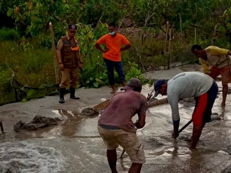 Kalaksa BPBD Lutra saat meninjau tanggul jebol di Malbar.