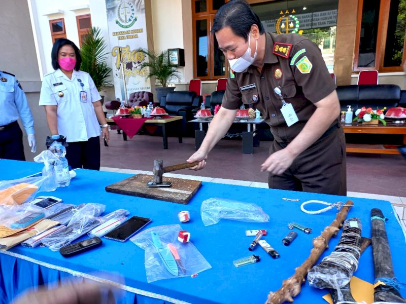 Pemusnahan barang bukti hasil kejahatan di halaman kantor Kejari Tator turut di hadiri Kajari Tator, Kapolres Tator, dan Lepala BNN Tator. (Andarias)
