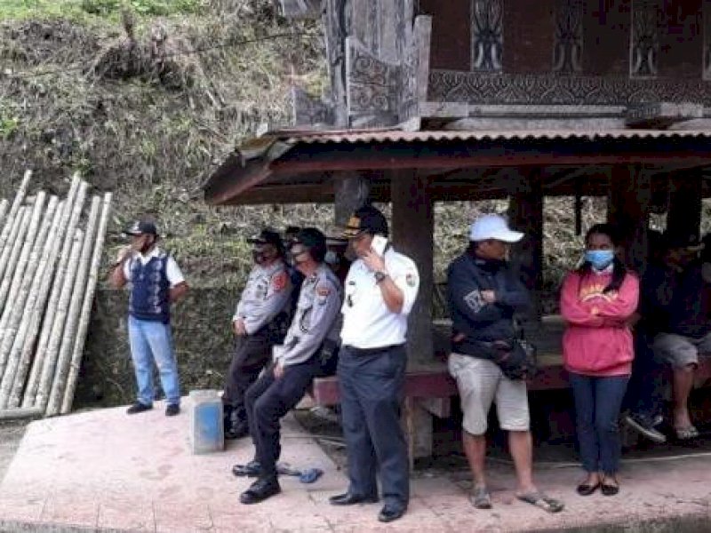Sosisalisasi penerapan protokol kesehatan di acara rambu solo'