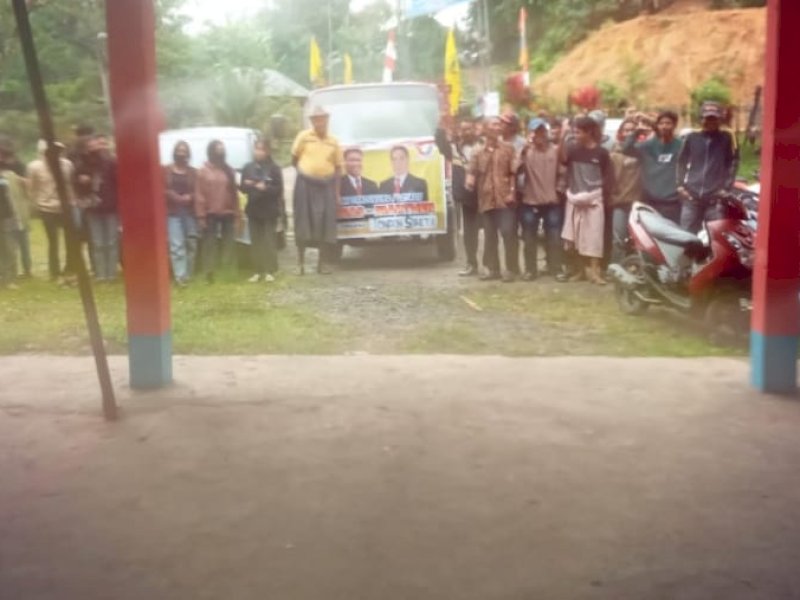 Massa yang berkumpul di Kantor Lembang Tondon Siba'ta Kecamatan Tondon, siap mengantar pasangan Ombas-Marthen ke KPU Toraja Utara, Rabu (28/08/2024).