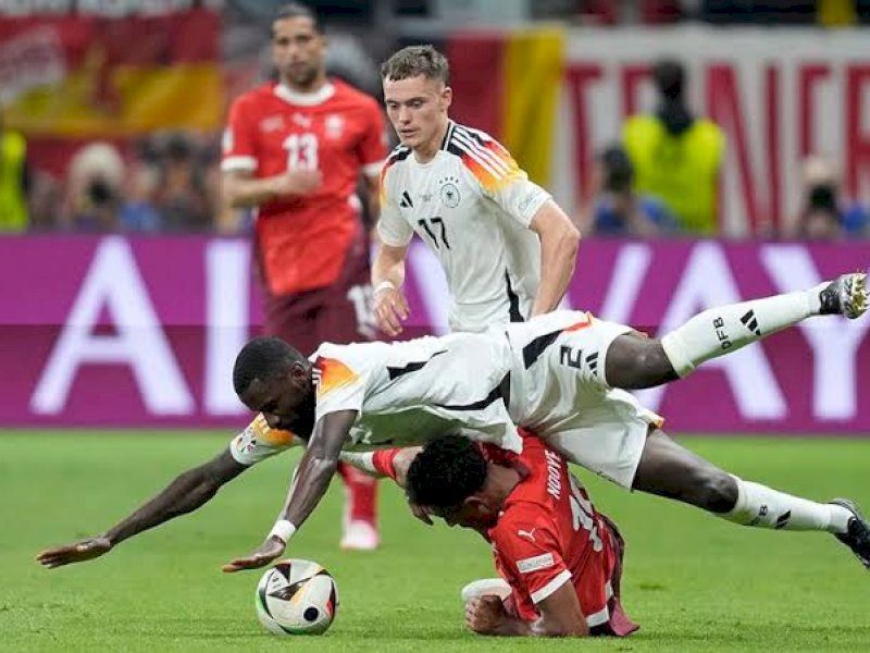 Pemain Jerman dan Swiiss berjibaku berebut bola  (int) 
