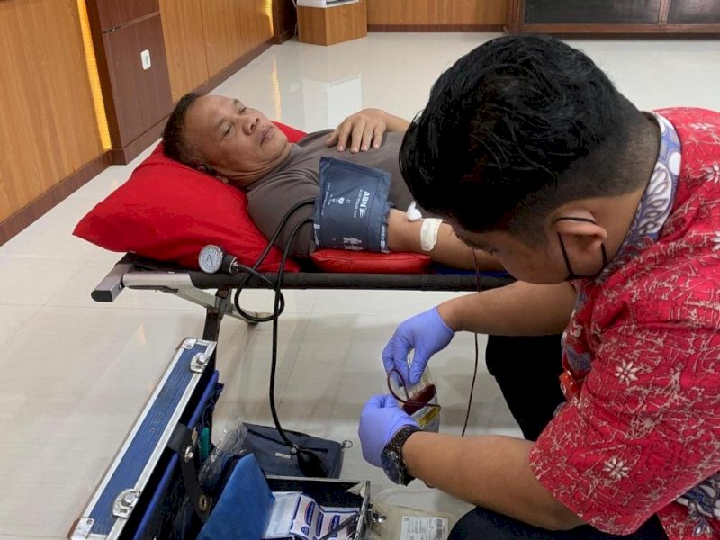 Danyon) C Pelopor Satbrimob Polda Sulsel Kompol Nur Ichsan ikut donor darah. 