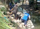 Cegah Penyumbatan, Satgas Dinas PU Makassar Bangun Pondasi di Inspeksi Kanal