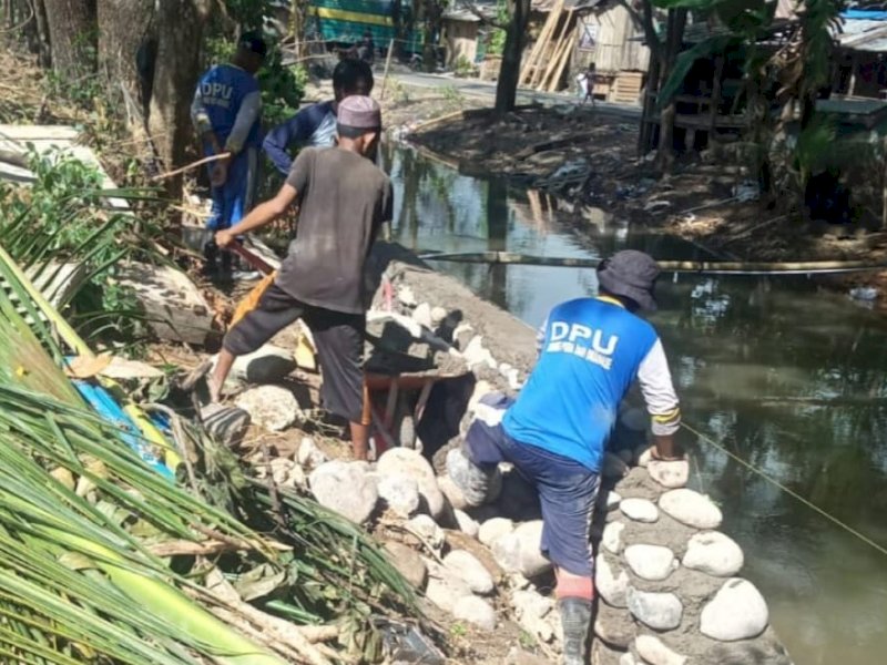 Dinas Pekerjaan Umum (PU) Kota Makassar membangun pondasi di Jalan Inspeksi PAM Nipa-nipa. 