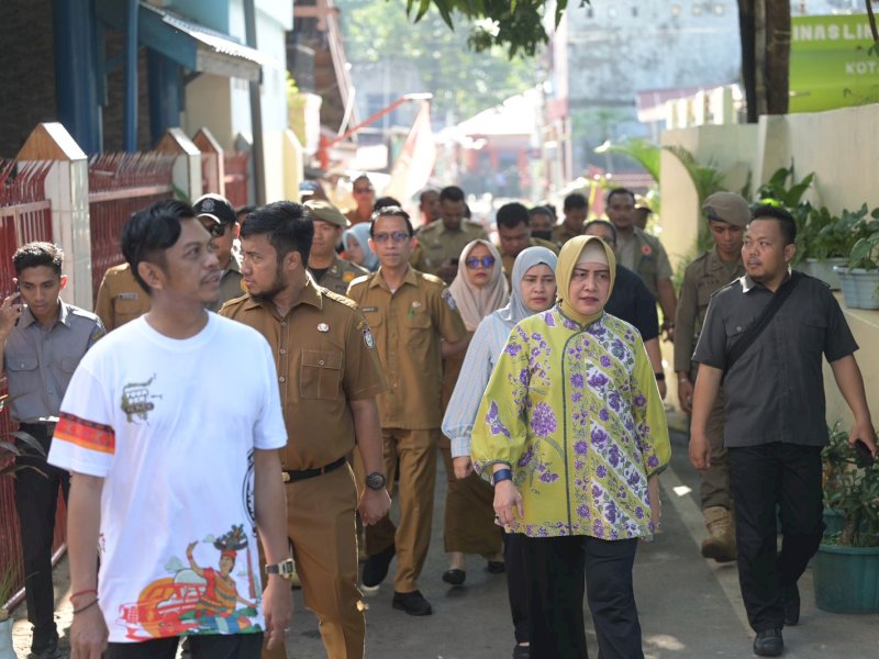 Indira Yusuf Ismail mengunjungi Kelurahan Manggala. 
