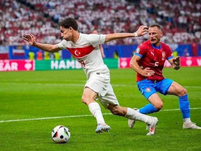 Pemain Turki melewati pemain Ceko. (int) 