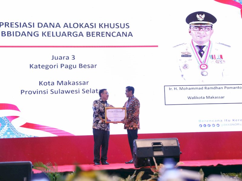 Pj Sekda Makassar Firman Hamid Pagarra menerima penghargaan dari BKKBN. 