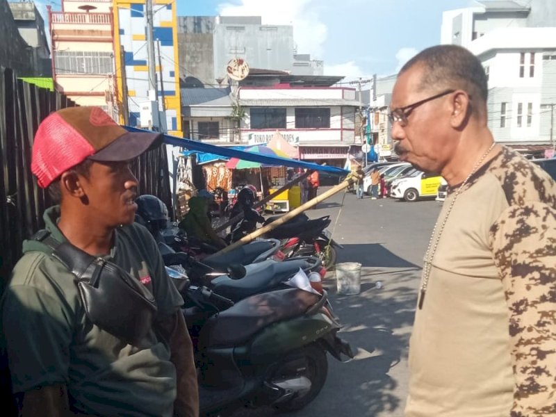 Pihak Perumda Parkir Makassar memberi edukasi kepada jukir. 