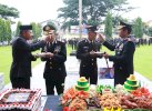 HUT ke-78 Bhayangkara di Bulukumba, Polisi Tertua-Termuda Disuap Nasi Tumpeng