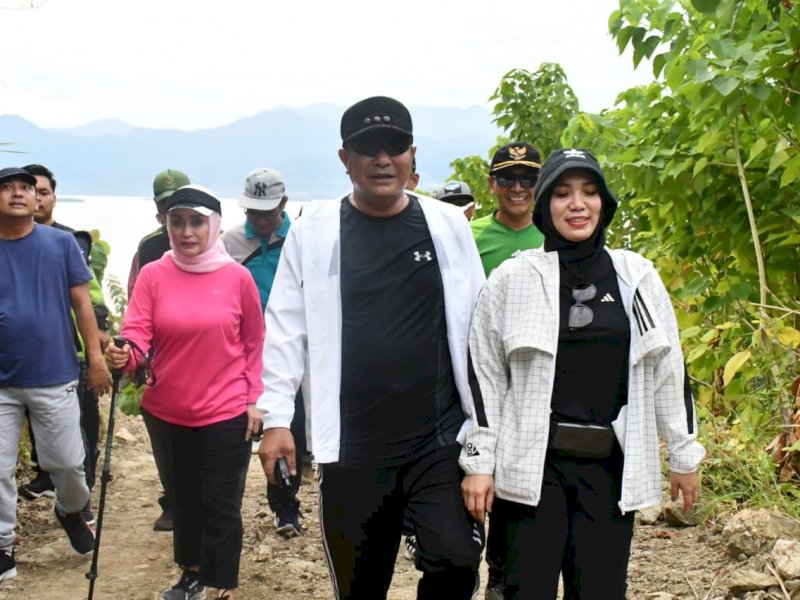 Pj Gubernur Bahtiar menjajal jalan terjal di Puncak Sukun Mamuju. 