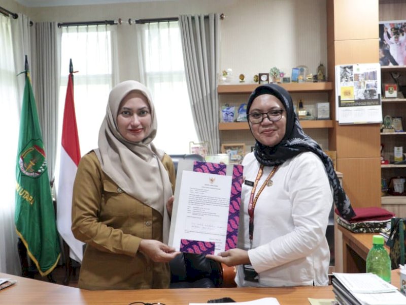 Bupati Lutra Indah Putri Indriani bersama Kepala Bidang Persandian Diskominfo Lutra Saraswati. 