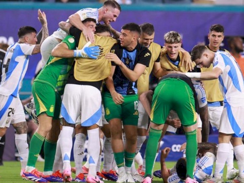 Pemain Argentina merayakan kemenangan atas Kolombia. (int) 