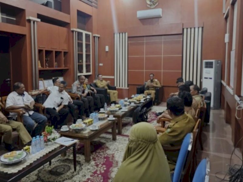 Pj Bupati Takalar Setiawan Aswad memimpin rapat koordinasi terkait lahan hak guna usaha (HGU) PTPN 1.