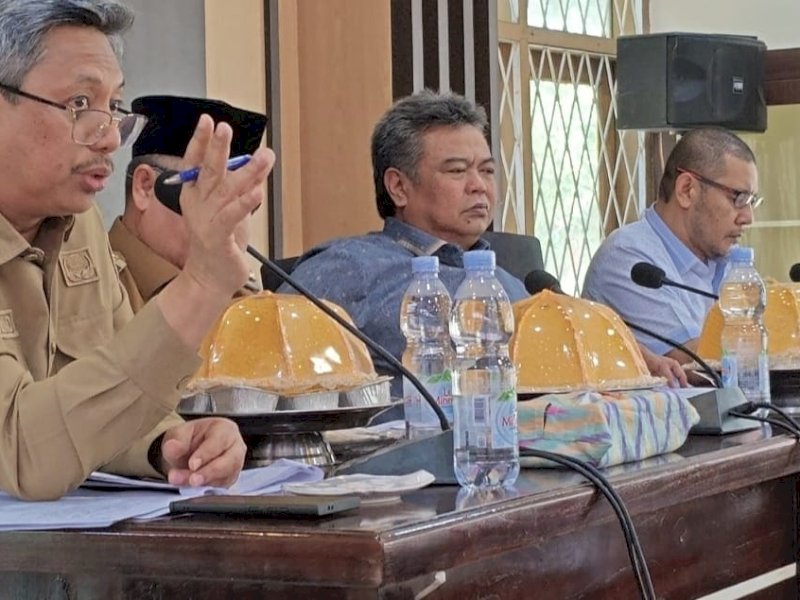 Andi Muhammad Arsjad, Penjabat Sekretaris Provinsi Sulsel dalam pertemuan dengan DPRD Wajo. 