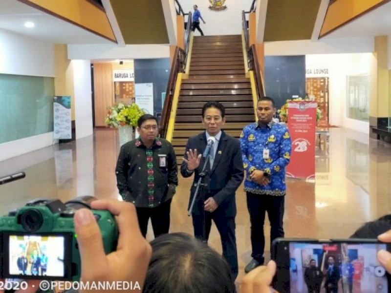 Wakil Ketua KPK Yohanis Tanak memberi keterangan di Kantor Gubernur Sulsel. 