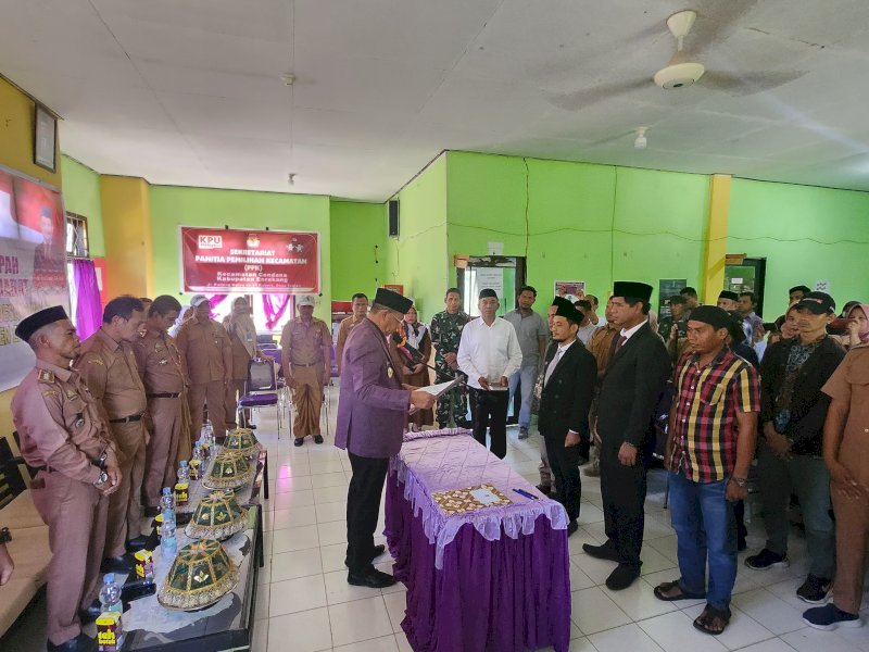 Pj Bupati Enrekang H Baba melantik dua penjabat kepala desa.