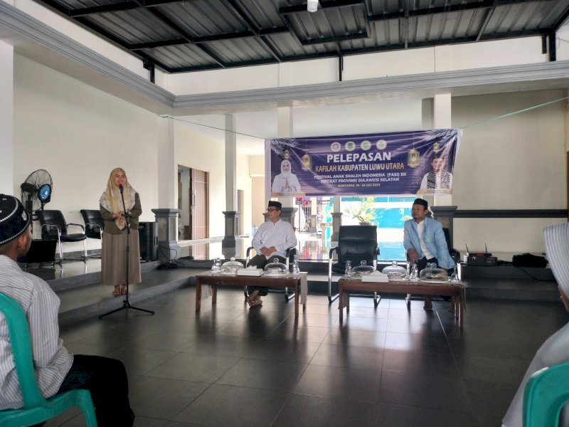 Bupati Indah Putri Indriani melepas kontingen Kabupaten Luwu Utara untuk mengikuti Festival Anak Saleh Indonesia (FASI)