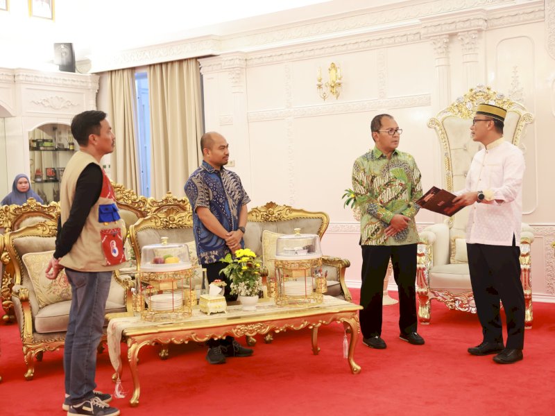 Wali Kota Makassar Moh Ramdhan Pomanto mengantar undangan resmi F8 kepada Pj Gubernur Sulsel Zudan Arif Fakrulloh. 