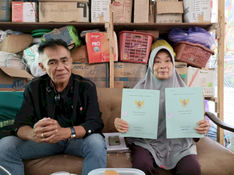 Waru Subuh menunjukkan bukti sertifikat kepemilikannya 