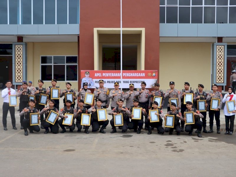 18 personel Polres Bone mendapatkan penghargaan langsung dari Kapolres