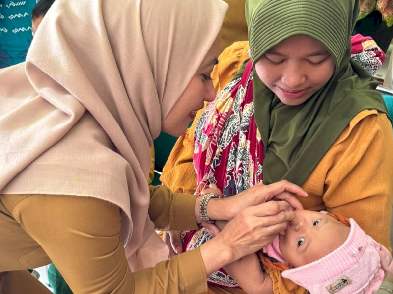 Bupati IDP memberikan vaksin polio