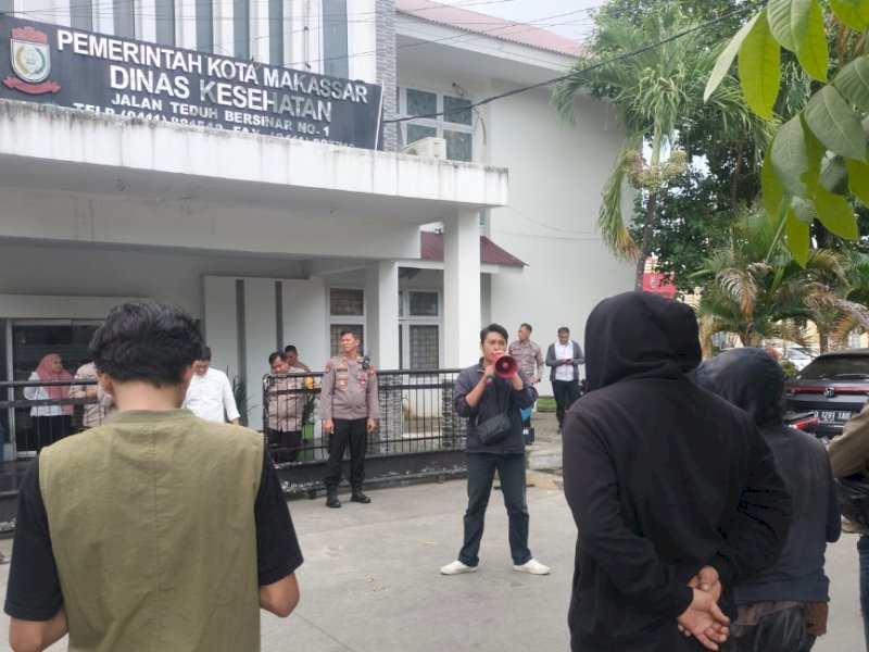 Gerakan poros muda Makassar melakukan aksi unjuk rasa di depan kantor Dinas Kesehatan Makassar 