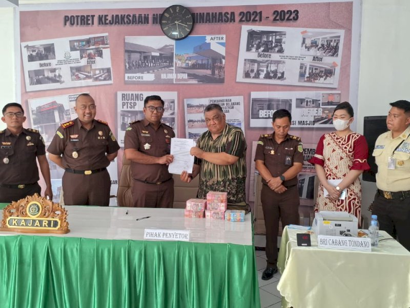 Serah terima pengembalian uang korupsi belanja modal peralatan dan mesin di Sekretariat DPDR Minahasa tahun anggaran 2022