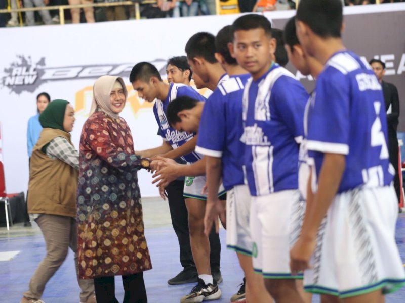 Ketua Perbasi Kota Makassar, Indira Yusuf Ismail, secara resmi membuka Turnamen Honda Development Basketball League (DBL) with Kopi Good Day di Gor Mattoanging. 