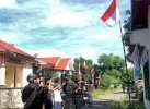 Bagi Bendera Gratis, Brimob Bone Imbau Warga Kibarkan Merah Putih
