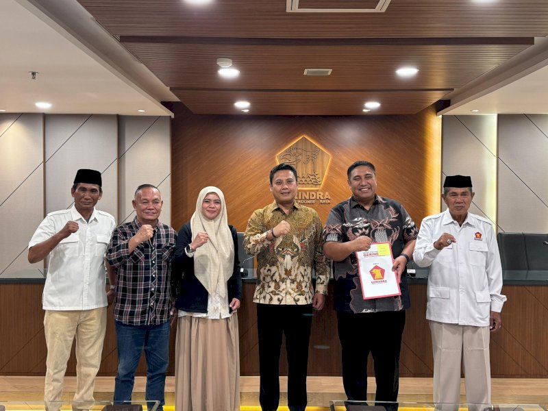 Penyerahan surat rekomendasi partai Gerindra mengusung Chaidir dan Suhartina di Pilkada Maros 