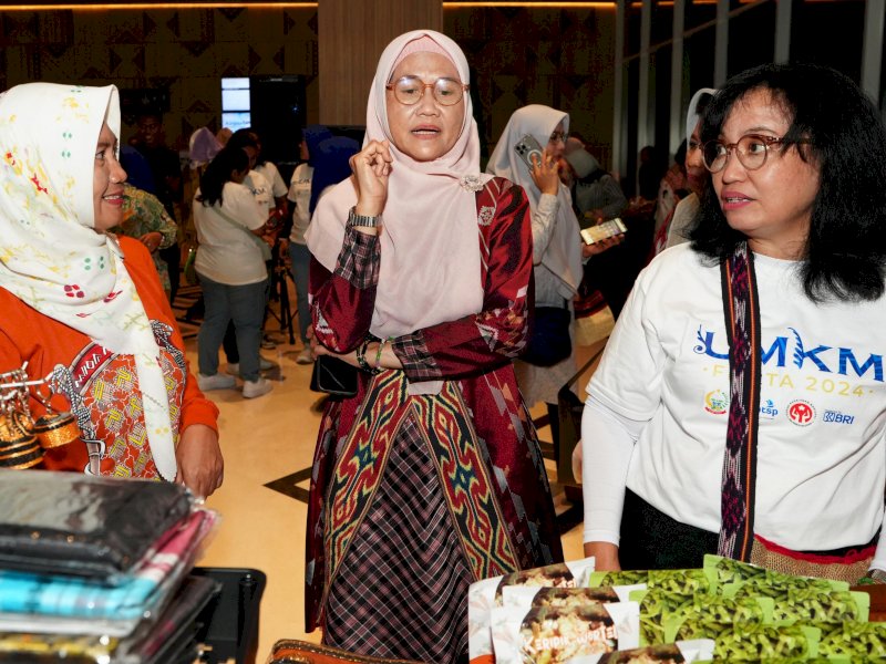 Ninuk Zudan didampingi Plh Kepala Disperindag Sulsel, Since Erna Lamba melihat pameran produk UMKM