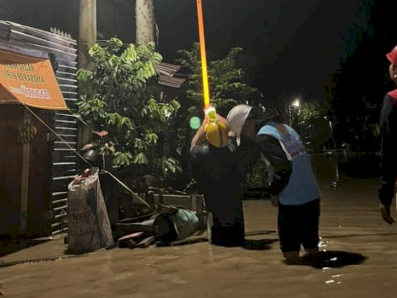 Petugas PLN di lokasi titik banjir mengamankan pasokan listrik 