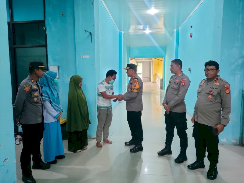Polres Enrekang menyalurkan bantuan pengobatan Muh. Arif (Foto: IST)