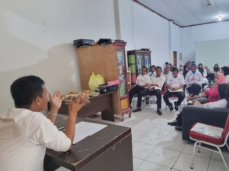 Kepala Disporapar Lutra, Abdul Hamid saat memberikan arahan dalam rapat persiapan HUT Kemerdekaan di Lutra 