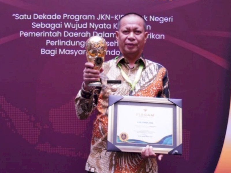 Pj Bupati Enrekang, H. Baba menerima piala dan penghargaan UHC Madya di Jakarta. (Foto: IST)