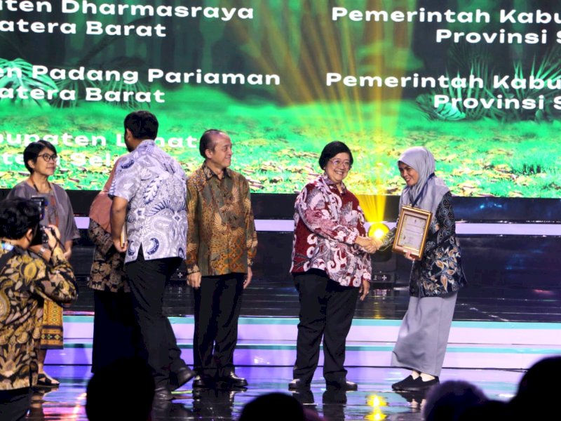 Wakil Bupati Maros, Suhartina Bohari menerima penghargaan Proklim dari KLHK di Jakarta. (Foto: IST)