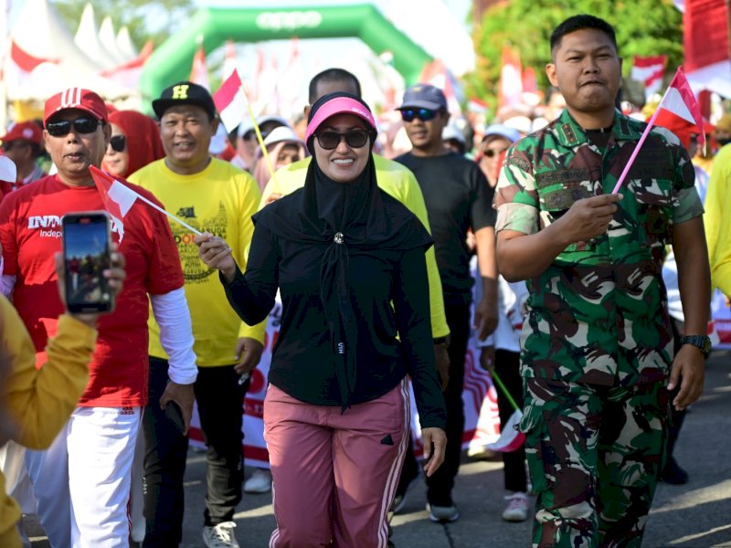Pembukaan 18 kegiatan HUT RI ke 79 di Lutra ditandai dengan jalan sehat. (Foto: IST)