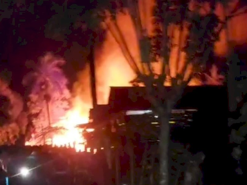 Kebakaran hebat di Ajangale Bone. (Foto: AA)