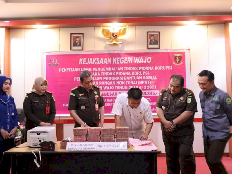 Kejaksaan Negeri (Kejari) Wajo menerima pengembalian kerugian negara dalam perkara korupsi Bantuan Pangan Non Tunai (BPNT) Kabupaten Wajo.