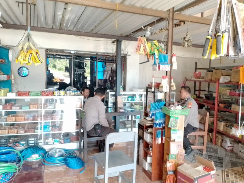 Kapolsek Tempe, AKP Candra Said Nur didampingi dua anggotanya menggali informasi dari korban pencurian aki. (Foto: IST)