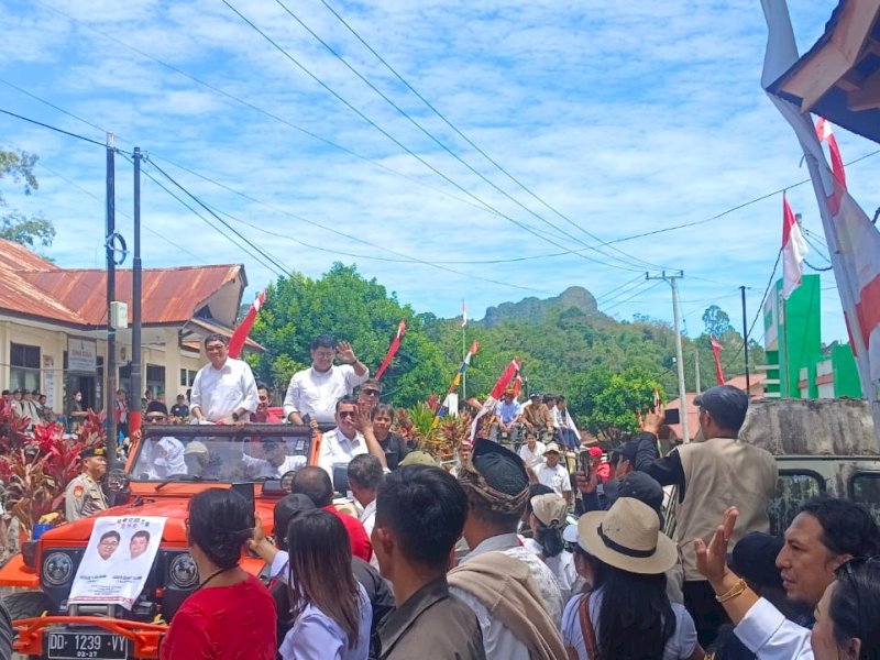 Dedy-Andrew menuju KPU Torut setelah menggelar deklarasi di Lapangan Bakti. 