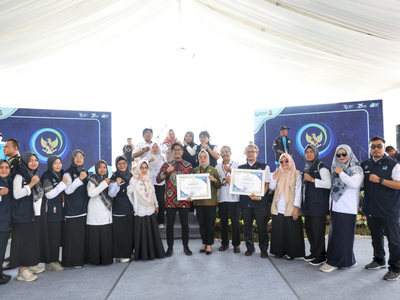 Wali Kota Makassar Moh Ramdhan Pomanto meraih penghargaan  sebagai tokoh peduli masyarakat pesisir.