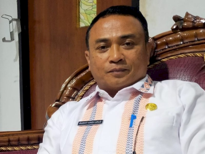Sekda Tator, Rudhy Andi Lolo saat ditemui wartawan PEDOMANMEDIA di ruangannya. (Foto: NS/PM)