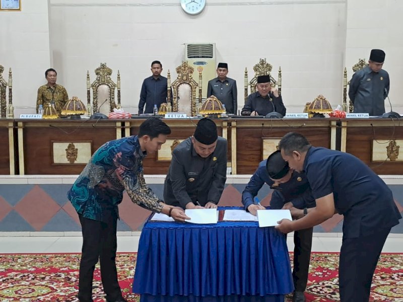 Penandatanganan kesepakatan bersama antara DPRD dan Pemda Wajo. (Foto: IST)