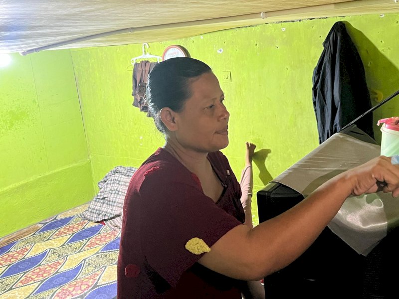 Hasbia, warga Kota Makassar salah satu penerima program Light Up The Dream bantuan pasang baru listrik gratis  dari PLN. (Foto: IST)