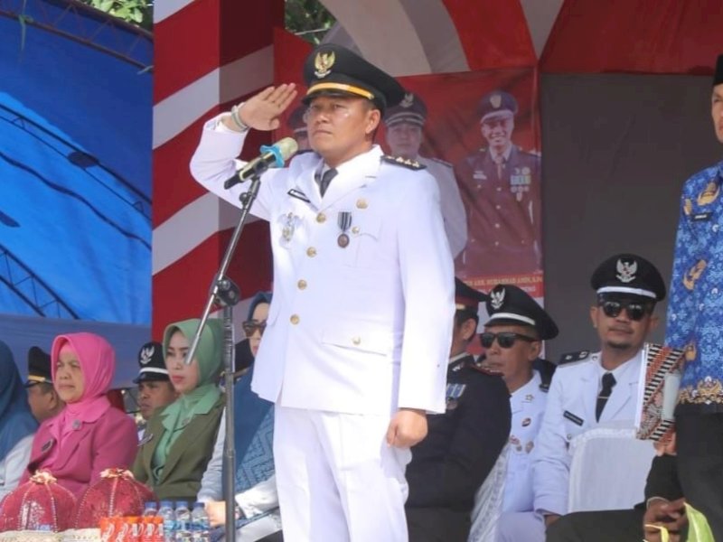 Camat Ulaweng, AM Aryananda saat memimpin upacara HUT RI ke-79, Sabtu (17/08/2024). (Foto: IST)